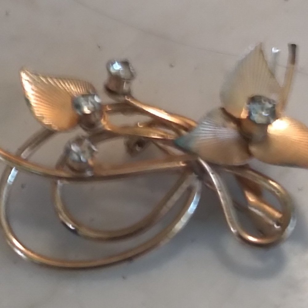 Beautiful Retro-Style Gold-Tone With Rhinestones Pin - Picture 2 of 3